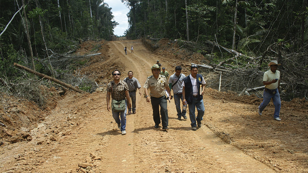 Inspección de autoridades locales en zona afectada por la deforestación.